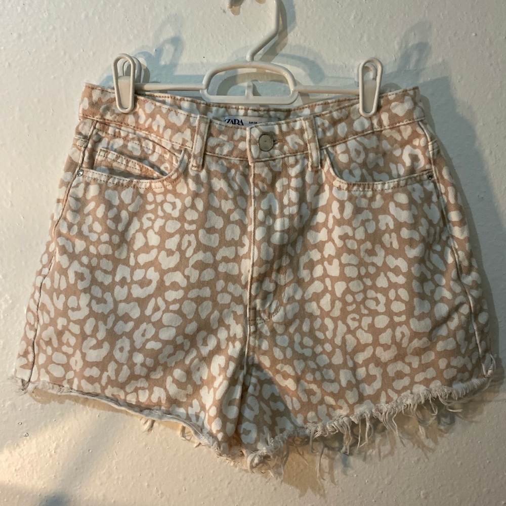 Zara Women's Tan Leopard Print Shorts